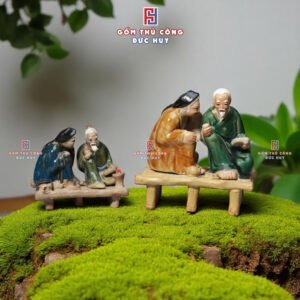 Tượng Gốm Ông Bà Ngồi Tâm Sự – Phụ Kiện Trang Trí Cây Bonsai